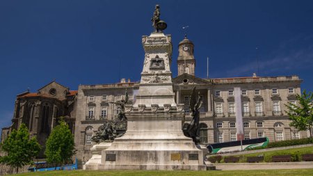 Téléchargez les photos : Henry Infante Dom Henrique le Navigator Monument and Stock Exchange Palace, Porto, Portugal hyperlapsus intemporel. Ciel bleu - en image libre de droit