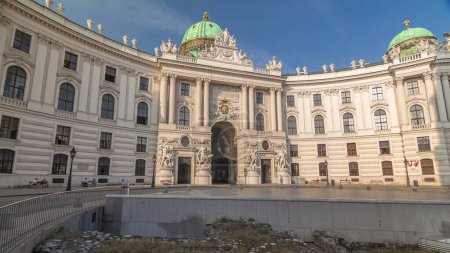 Téléchargez les photos : Hofburg palais timelapse hyperlapse à Vienne, Autriche. Les gens marchent sur Michaelerplatz. La Hofburg est le palais impérial des souverains des Habsbourg à Vienne, composé de plus de 2500 chambres
. - en image libre de droit