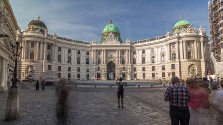 Téléchargez les photos : Hofburg palais vue de face hyperlapse à Vienne, Autriche. Les gens marchent sur Michaelerplatz. La Hofburg est le palais impérial des souverains des Habsbourg à Vienne, composé de plus de 2500 chambres. - en image libre de droit