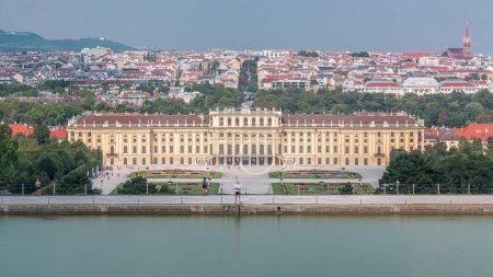 Téléchargez les photos : Belle vue sur le célèbre Schonbrunn Palace timelapse avec grand jardin Parterre et lac à Vienne, Autriche. Panorama de la ville sur fond - en image libre de droit