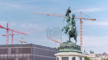 Téléchargez les photos : Statue cavalier Erzherzog Karl (archiduc Charles) à cheval avec drapeau dans la main timelapse. Heldenplatz (Place des Héros). Vienne (Wien). Autriche - en image libre de droit
