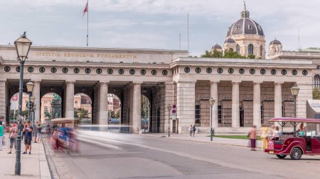 Téléchargez les photos : Extérieur de la porte extérieure du château (Burgtor) avec Ringstrasse sur fond timelapse dans la ville de Vienne par temps ensoleillé. Ciel nuageux bleu. La porte de la région de Hofburg a été érigée en 1818 - en image libre de droit