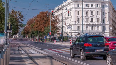Téléchargez les photos : Rush Hour Traffic sur Universitatsring Street Downtown Of Vienna City timelapse. Arrêt de tramway et passage piétonnier sur une route - en image libre de droit