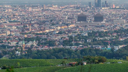 Skyline von Wien aus der Sicht der Donau Leopoldsberg Luftaufnahme. Brücken über den Fluss, Wolkenkratzer und historische Gebäude am Abend vor Sonnenuntergang