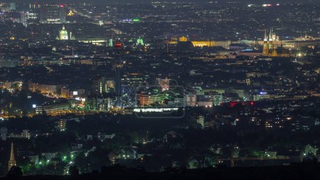 Skyline von Wien aus der Sicht der Donau Leopoldsberg Antenne Nacht Zeitraffer. Innenstadt, Wolkenkratzer und historische Gebäude am Abend nach Sonnenuntergang