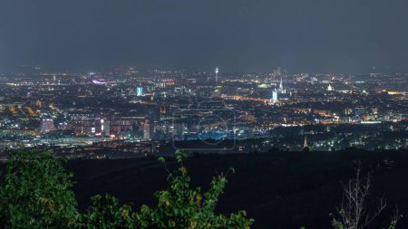 Téléchargez les photos : Skyline de Vienne depuis le Danube Point de vue Leopoldsberg timelapse de nuit aérienne. Centre-ville, gratte-ciel et bâtiments historiques le soir après le coucher du soleil - en image libre de droit