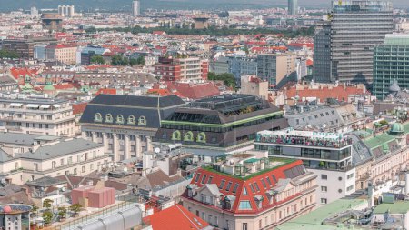 Téléchargez les photos : Vue aérienne panoramique de Vienne, Autriche, de la tour sud de St.. Timelapse cathédrale de Stephen. Skyline de la ville avec des bâtiments historiques toits et terrasse d'en haut à la journée ensoleillée - en image libre de droit