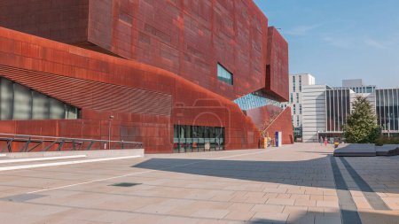 Téléchargez les photos : Bâtiments rouges modernes avec bibliothèque et centre d'apprentissage de l'Université d'économie et de commerce de Vienne (Wirtschaftsuniversitat Wien) est la plus grande université d'affaires en Europe. Ciel bleu au soleil - en image libre de droit