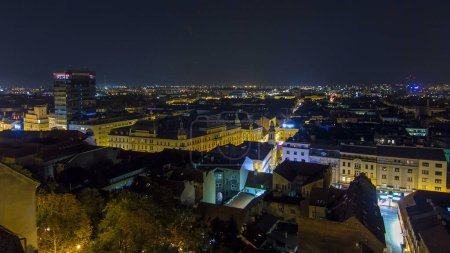 Foto de Old town of Zagreb at night timelapse. Zagreb, Croatia. Top panoramic view from Kula Lotrscak tower viewpoint with illuminated square - Imagen libre de derechos