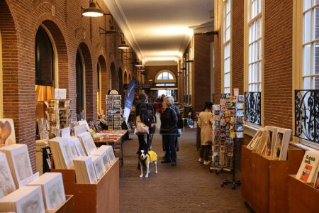 Téléchargez les photos : Oudemanhuispoort avec libraires et visiteurs à Amsterdam, Pays-Bas. - en image libre de droit