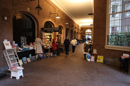 Téléchargez les photos : Oudemanhuispoort avec libraires et visiteurs à Amsterdam, Pays-Bas. - en image libre de droit