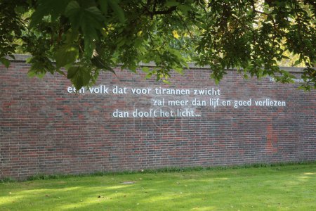 Un pueblo que cede a los tiranos perderá más que cuerpo y propiedad, entonces la luz se apagará. Texto en pared en Amsterdam, Países Bajos