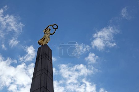 Téléchargez les photos : The Golden Lady Monument of Remembrance in Luxembourg City. - en image libre de droit