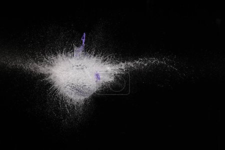 Téléchargez les photos : High speed photography air balloon explosion - en image libre de droit