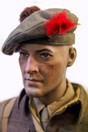 Téléchargez les photos : Mannequin habillé d'un soldat britannique pendant la Seconde Guerre mondiale - en image libre de droit
