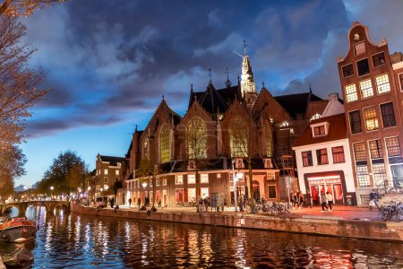 Foto de The Oude Kerk en el centro de Amsterdam, Países Bajos por la noche - Imagen libre de derechos