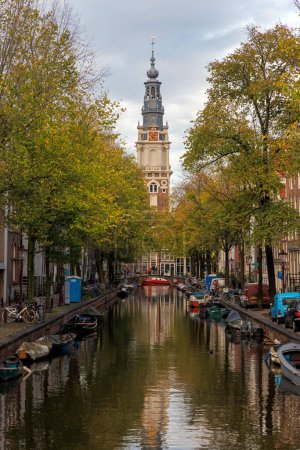 Foto de El Zuiderkerktoren en Amsterdam, Países Bajos, en el Groenburgwal - Imagen libre de derechos