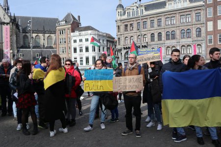Téléchargez les photos : Manifestation contre la guerre en Ukraine sur la place du Barrage à Amsterdam, Pays-Bas - en image libre de droit