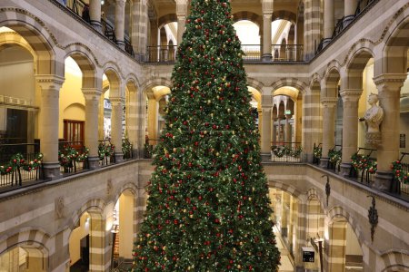 Téléchargez les photos : Arbre de Noël au centre commercial Magna Plaza à Amsterdam, Pays-Bas - en image libre de droit