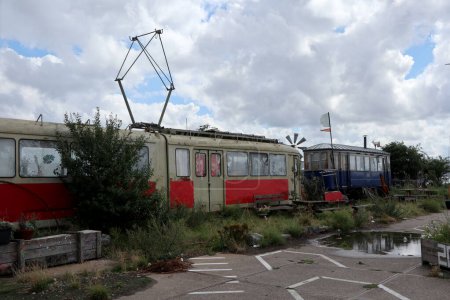 Foto de Dos viejos tranvías en el muelle NDSM en Amsterdam Norte, Países Bajos - Imagen libre de derechos