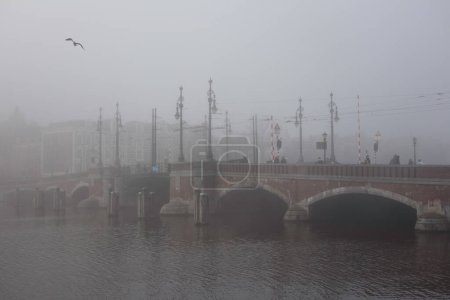 Foto de El puente Nieuwe Amstel en Ámsterdam, Países Bajos, en una densa niebla - Imagen libre de derechos