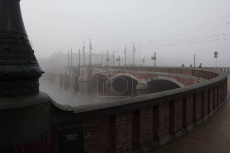 Téléchargez les photos : Le pont Nieuwe Amstel à Amsterdam, Pays-Bas, dans un brouillard dense - en image libre de droit