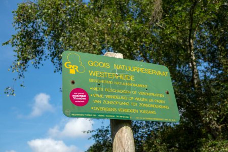 Foto de Pegatina con un máximo de 3 perros en el signo de la reserva natural Gooi Westerheide, Países Bajos - Imagen libre de derechos