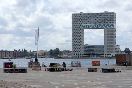 Foto de El edificio Pontsteiger visto desde el muelle NDSM en Amsterdam Norte, Países Bajos - Imagen libre de derechos