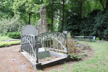Téléchargez les photos : Cimetière d'Utrecht, Pays-Bas avec monuments funéraires - en image libre de droit