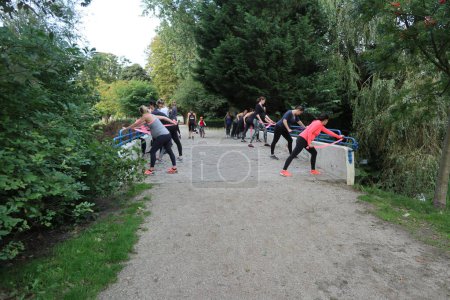 Foto de Un grupo de mujeres embarazadas haciendo ejercicio un domingo por la mañana en el Beatrixpark de Ámsterdam, Países Bajos - Imagen libre de derechos