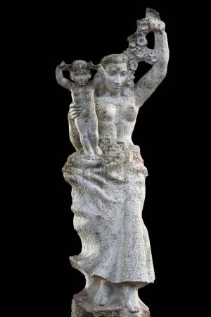 Foto de Estatua de piedra de mujer con bebé sobre fondo negro - Imagen libre de derechos