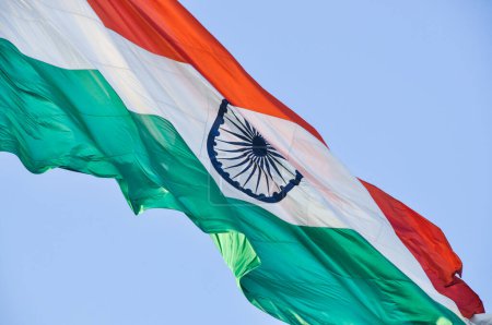 Téléchargez les photos : Drapeau de la République de l'Inde dans le vent sur le mât - en image libre de droit