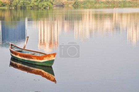 Foto de Pequeño barco pescador de color trío con reflexión - Imagen libre de derechos