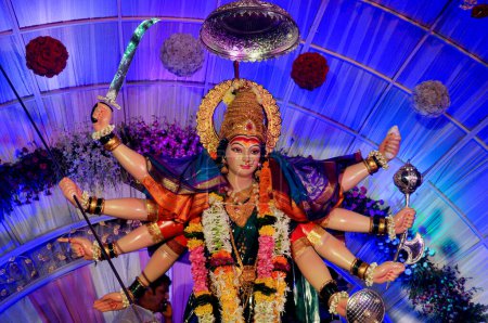 Téléchargez les photos : MAHARASHTRA, INDE - 8 octobre 2016 : Déesse Durga Idol à la célébration du festival Navratri, Mumbai - en image libre de droit
