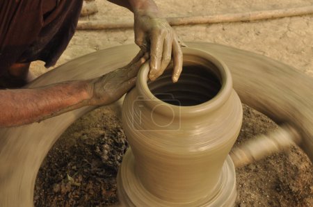 Téléchargez les photos : Un artisan indien fabrique des pots d'argile - en image libre de droit