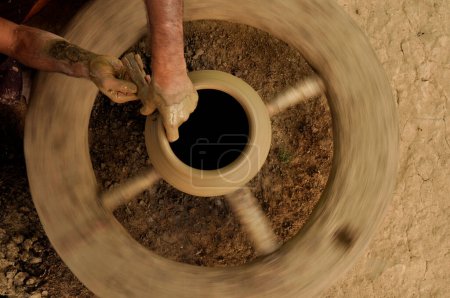 Téléchargez les photos : Gros plan des mains artisanales indiennes fabriquant des pots en argile - en image libre de droit