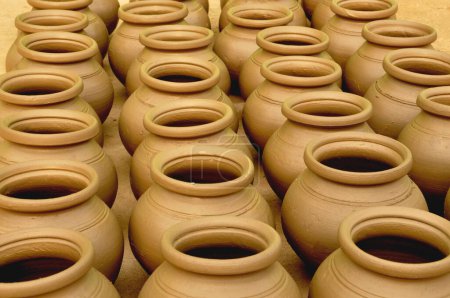 Téléchargez les photos : Modèle de pots d'argile Pots d'argile brute - en image libre de droit