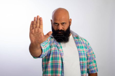 Téléchargez les photos : Bel homme indien faisant un geste d'arrêt avec sa main - en image libre de droit