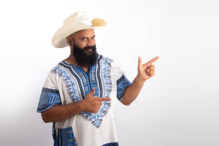 Téléchargez les photos : Happy Indian Homme d'âge moyen en bonne santé avec casquette de cow-boy et chemise Hawaï, les mains en l'air - en image libre de droit