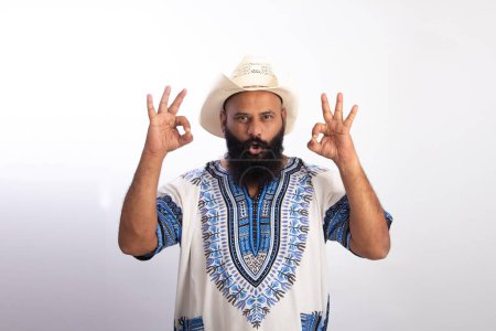 Téléchargez les photos : Indien Homme d'âge moyen en bonne santé portant une casquette de cow-boy debout montrant un geste correct avec les deux mains - en image libre de droit