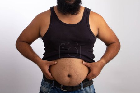 Téléchargez les photos : Indien sain d'âge moyen gros homme tient son propre estomac - en image libre de droit