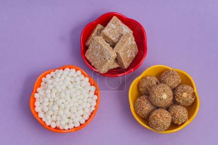 Foto de Happy Makar Sankranti, Pongal y Uttarayan, cuencos de kum kum haldi y dulces tilgul - Imagen libre de derechos