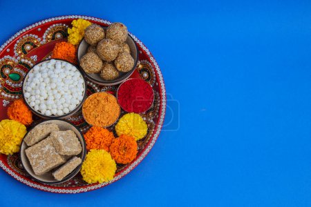Téléchargez les photos : Joyeux Makar Sankranti, Pongal et Uttarayan, haldi kum kum bols et bonbons au tilgul - en image libre de droit