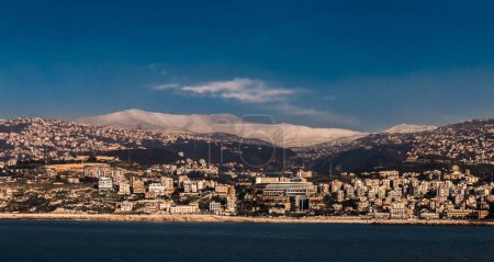 Liban, Beyrouth, port Beyrouth, vue sur la mer, mer, haute mer, île, ciel bleu, mer bleue, mer lisse, journée ensoleillée, clowds