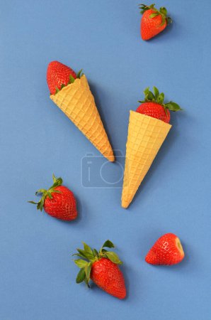 Foto de Colorido comida fondo maduro fresas en conos de gofre - Imagen libre de derechos