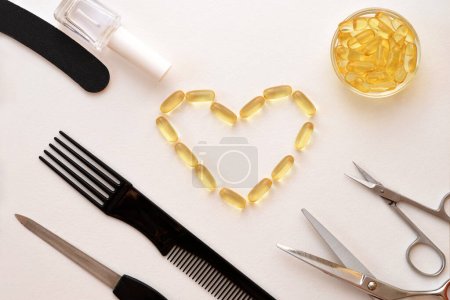 Foto de En forma de corazón omega 3 cápsulas y productos de belleza y bienestar - Imagen libre de derechos