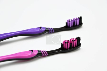 Téléchargez les photos : Brosse à dents rose et violet sur fond blanc gros plan - en image libre de droit
