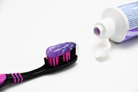 Téléchargez les photos : Dentifrice violet sur une brosse à dents gros plan - en image libre de droit