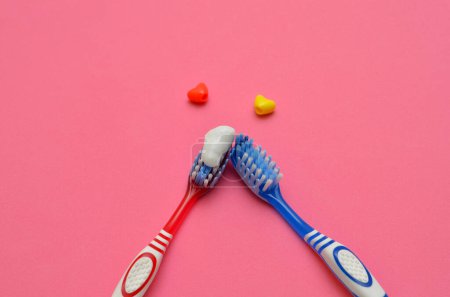 Téléchargez les photos : Deux brosses à dents et petits coeurs sur fond rose - en image libre de droit