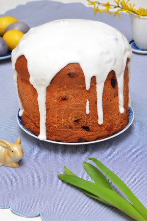 Gâteau de Pâques avec glaçage blanc sur la table close-up
